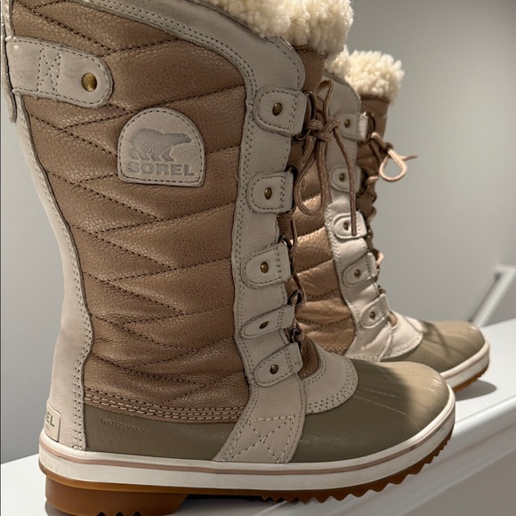 Sorel Women's  Winter Boots. Size 8. Rose gold. - Picture 2 of 4